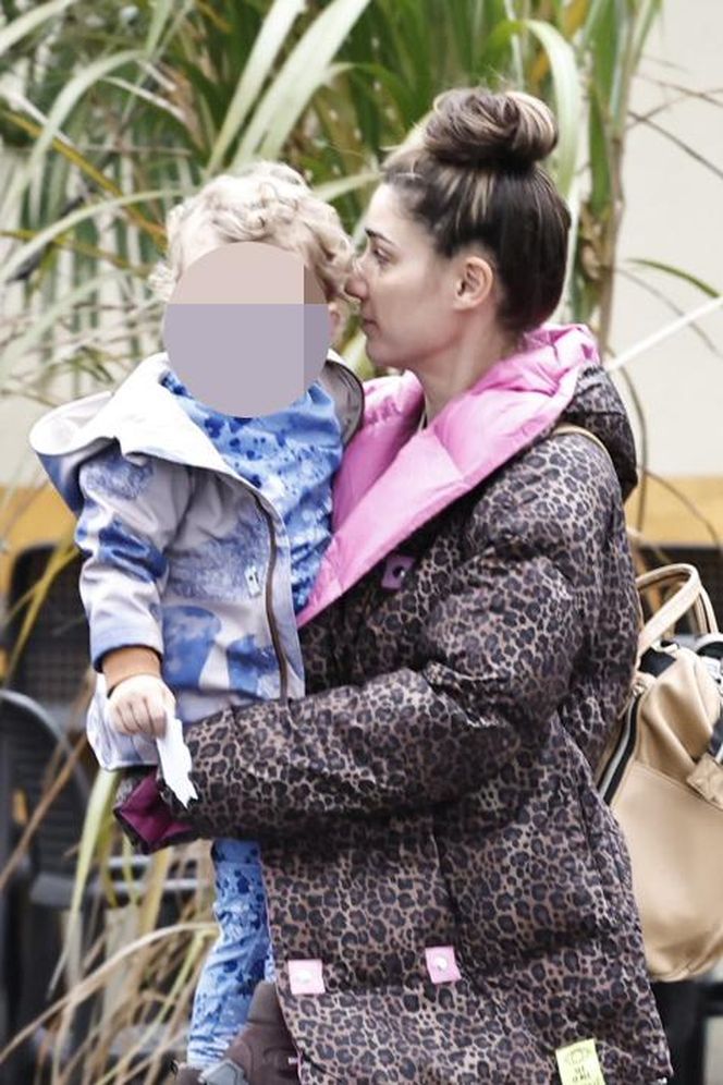 Jan Kliment z żoną i synem wyjeżdżają ze ślubu Kasi Cichopek i Macieja Kurzajewskiego