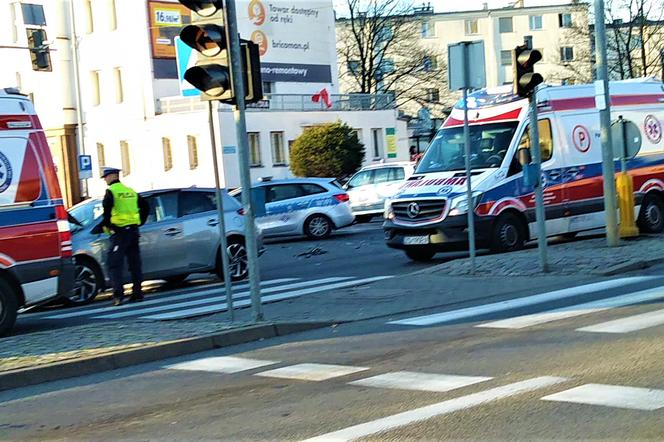 Zderzenie samochodów na skrzyżowaniu al. Boh. Warszawy i Ku Słońcu