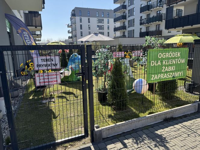 Sklep Żabka z ogródkiem dla klientów