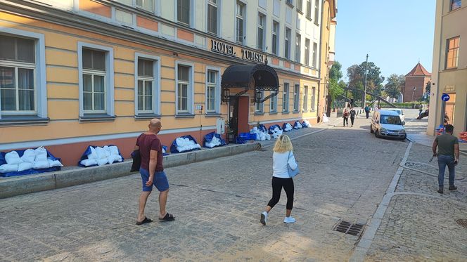 Trwa zabezpieczanie budynków na Wyspie Młyńskiej, na osiedlu Nadodrze 