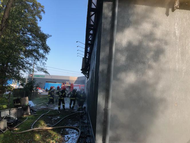 Nowy Sącz. GIGANTYCZNY pożar w Media Expert przy Węgierskiej. Zawaliła się część dachu