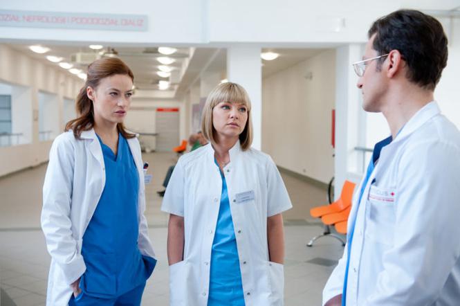 LEKARZE. Alicja Szymańska (Magdalena Różczka), Sylwia Matysik (Katarzyna Bujakiewicz), Daniel Orda (Wojciech Zieliński)