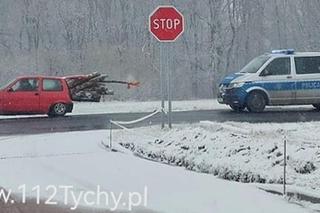 Matka z synem kradli drewno z lasu. Próbowali je przewieźć cinquecento