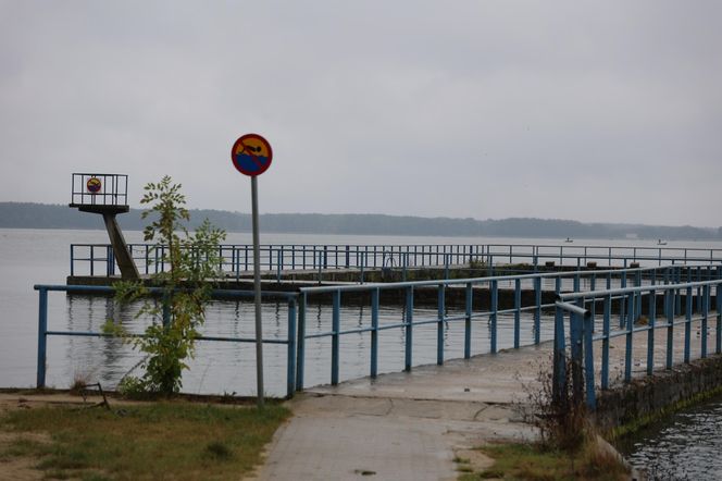 Deszczowy spacer w obiektywie. Tak się prezentuje Zalew Zemborzycki w jesiennej odsłonionie