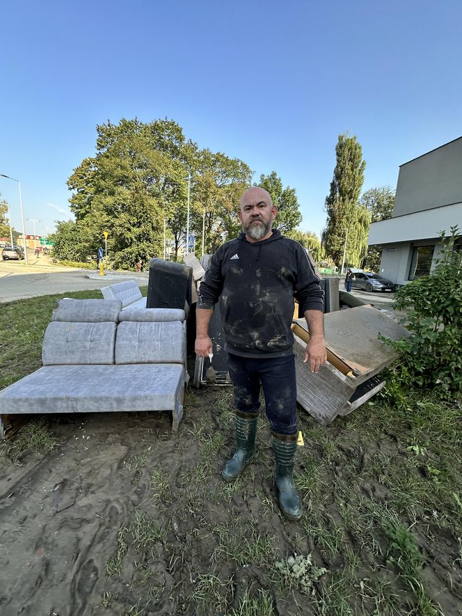 Mieszkańcy Kłodzka i Stronia Śląskiego rozpoczęli wielkie sprzątanie. Chcą zwalczyć skutki powodzi