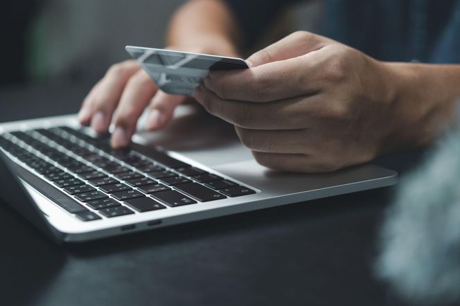 Płatność za pobraniem wydaje się bezpieczna? Uważaj na popularne oszustwo z dopłatą do paczki