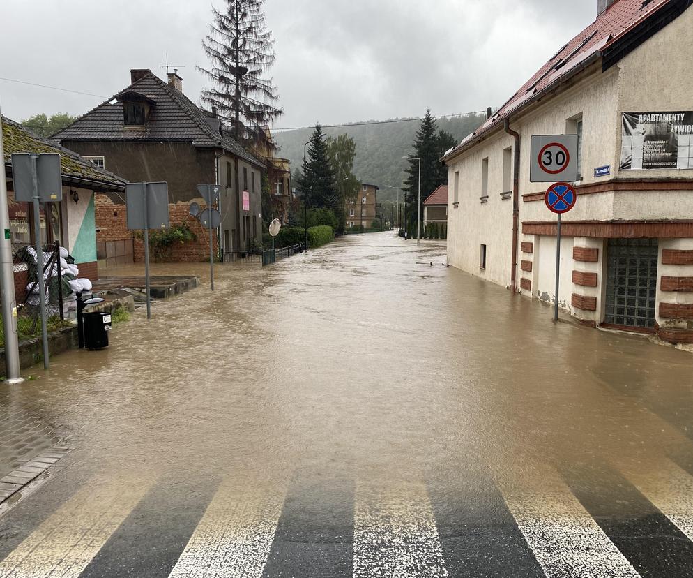 Bardo zatopione. Ulice toną, nie ma prądu, są problemy z siecią