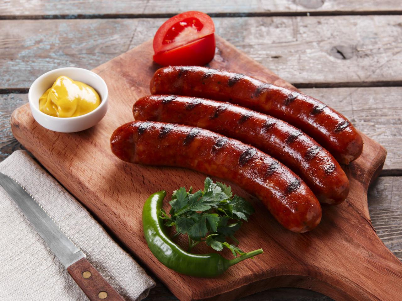 Kiełbasa z grilla macerowana w piwie i winie - królewski sposób na grillowaną kiełbasę