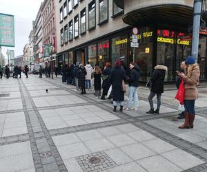 Tłusty czwartek we Wrocławiu. Mieszkańcy rzucili się na pączki! Ogromne kolejki [ZDJĘCIA]