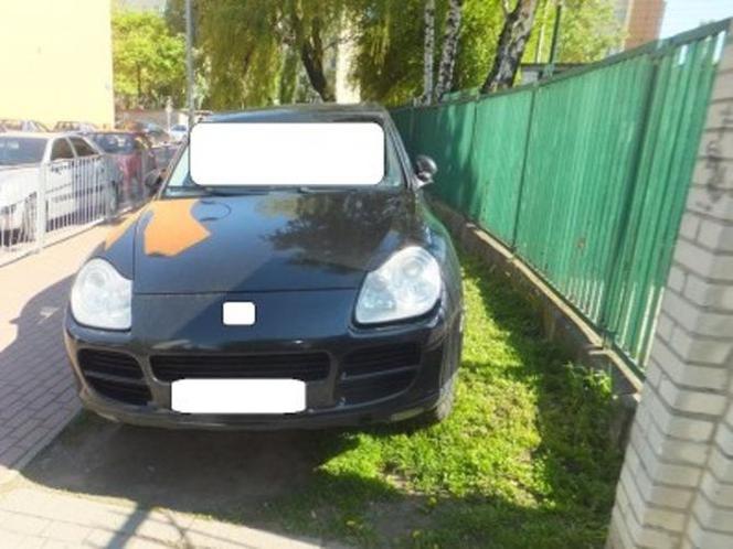 Samochody parkujące na trawnikach w Warszawie [ZDJĘCIA]