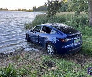 Niespotykana sytuacja na mazurskim jeziorze. Strażacy wyłowili luksusowe auto [ZDJĘCIA]