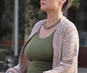 Monika Richardson pędzi na hulajnodze