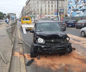 Pijany staranował barierki przy przystanku tramwajowym. O krok od tragedii w Warszawie