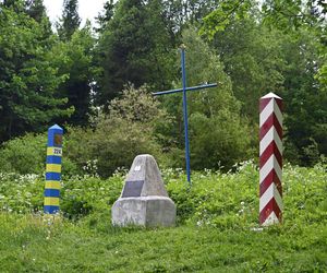 To główna rzeka Bieszczad. Oddziela zlewiska Bałtyku i Morza Czarnego oraz stanowi granicę pomiędzy Polską a Ukrainą