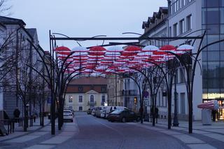 Niepodległościowe parasolki nad Kilińskiego. Zobacz atrakcję Białegostoku w nowej odsłonie [ZDJĘCIA]