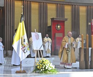 Warszawa żegna papieża Franciszka. Poruszające wpisy w Archikatedrze 