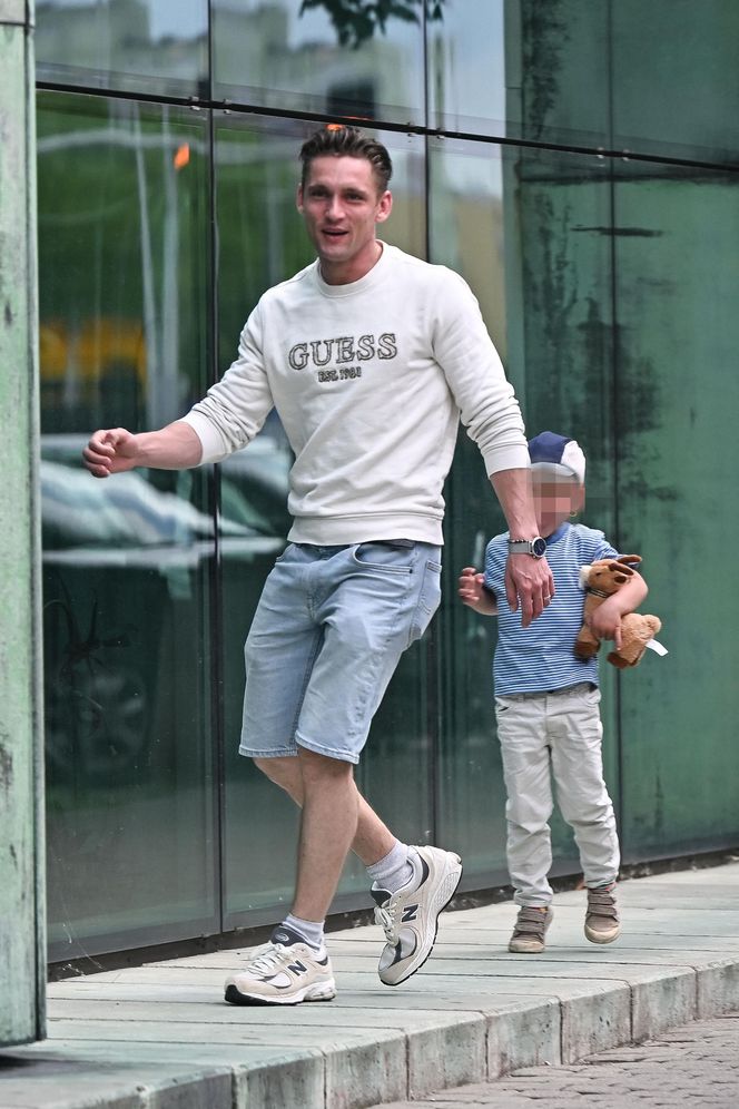 Filip Gurłacz na spacerze z żoną i synem. Nie zwalczył nałogu 