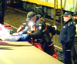 Młody mężczyzna wpadł między peron a pociąg w Warszawie. Został zmiażdżony