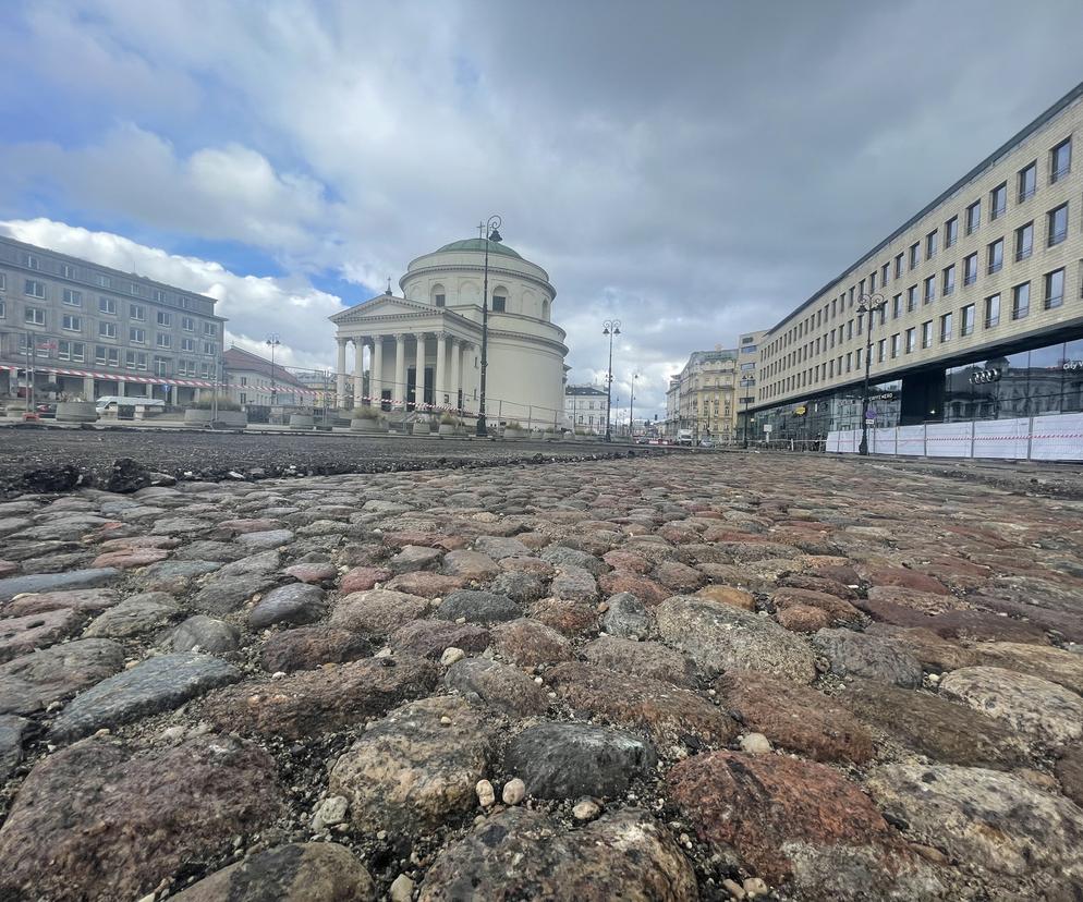 PRZEBUDOWA PLACU TRZECH KRZYŻY. DROGOWCY ODKOPALI ZABYTKOWY BRUK I TORY TRAMWAJOWE