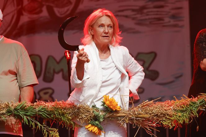 Cała na biało Maria Pakulnis szaleje z sierpem w Lubomierzu. Renata Dancewicz tym razem na spokojnie