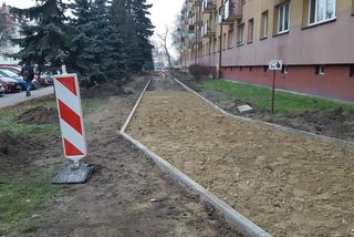 Budują ściężkę rowerową przy ul. Dąbrowskiego w Lesznie