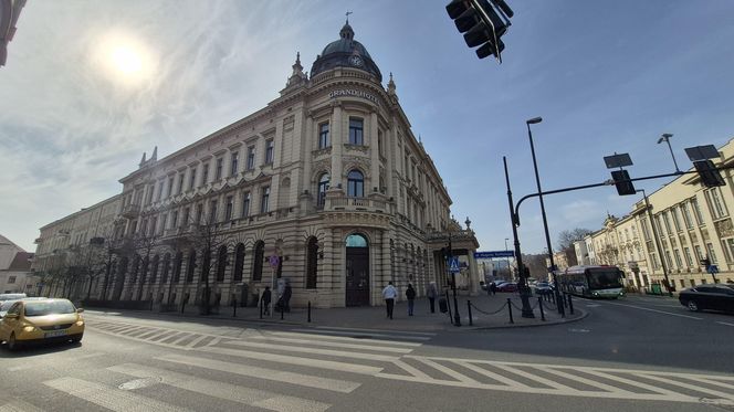 Ten gmach w Lublinie wniesiono w 1900 roku. Dziś znajduje się tu 4-gwiazdkowy Grand Hotel