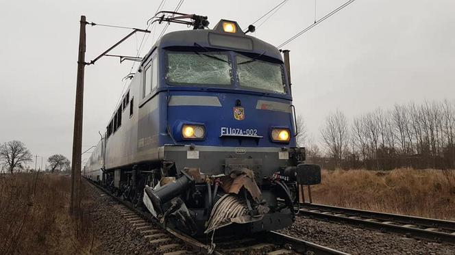 Kierowca autobusu zginał na torach, zamknięty w śmiertelnej pułapce