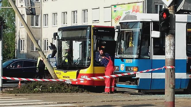 Dwie osoby ranne w zderzeniu autobusu MPK z tramwajem. Znane są wstępne przyczyny wypadku [ZDJĘCIA]