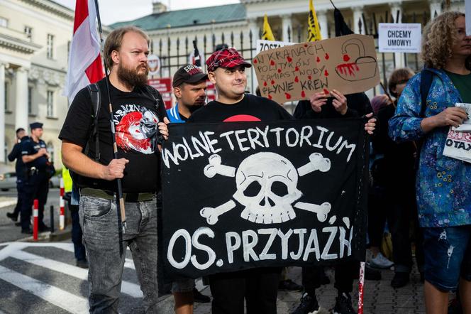 Lokatorzy z Osiedla Przyjaźń protestowali przed ratuszem: "Chcemy umów z miastem, nie wysiedleń!"