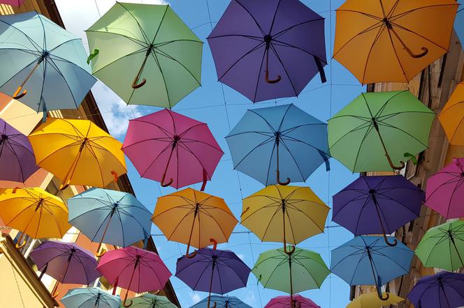 Kolorowo nad ulicą. Rozpoczął się montaż parasolek nad Bracką w Lesznie