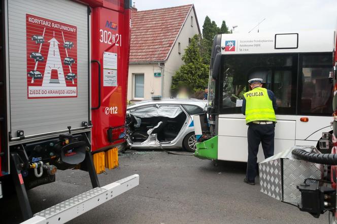 Wypadek autobusu i radiowozu w Szczecinie! Przynajmniej 9 osób poszkodowanych