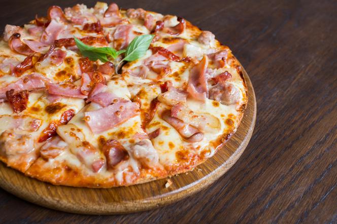 Pizza: dwa sery i szynka - zobacz przepis na ciasto i nadzienie