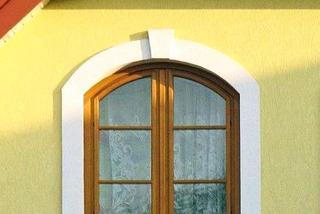 Obramienia okien na elewacji: obramienie ze zwornikiem