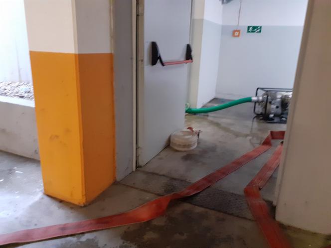 Parking podziemny oraz ulica Traugutta po ulewie w Toruniu