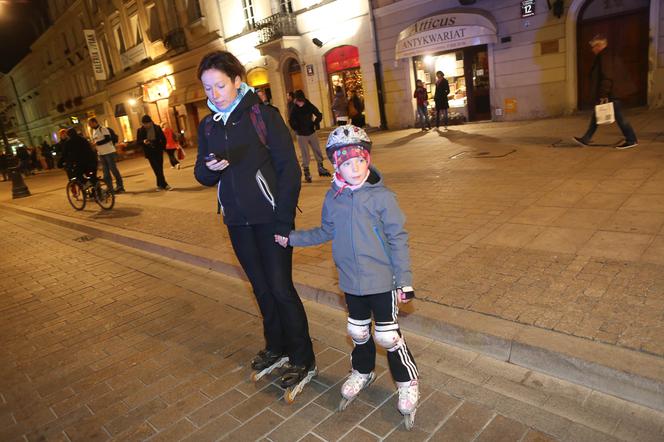 Nightskating. Warszawiacy przejechali stolicę na rolkach [Zdjęcia]