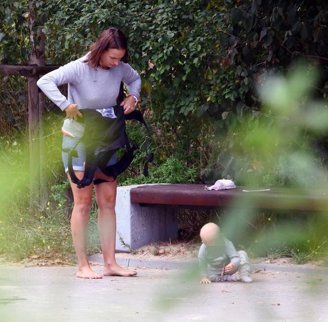 Anna Starmach z dzieckiem na plaży