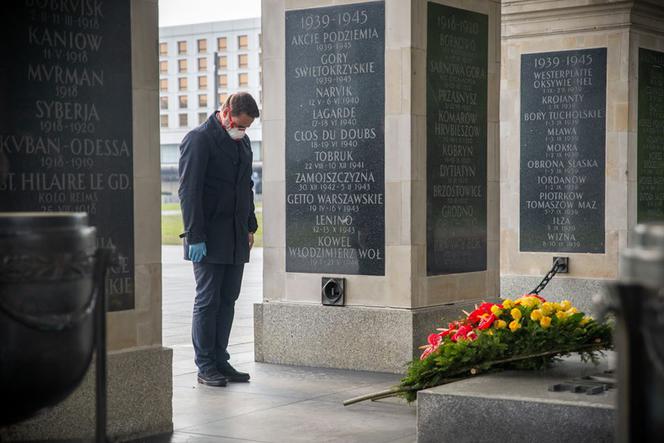 Rafał Trzaskowski przy Grobie Nieznanego Żołnierza