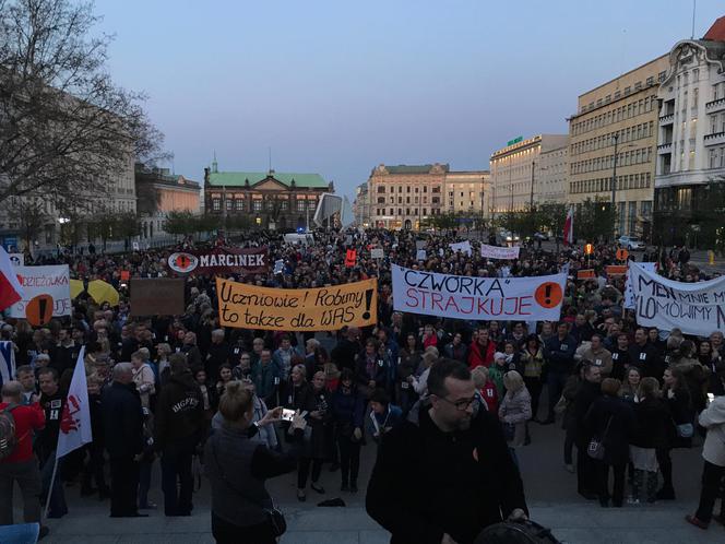 Łańcuch Światła na pl. Wolności