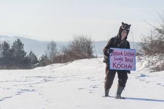 Goryl z kurczakiem przegnali myśliwych