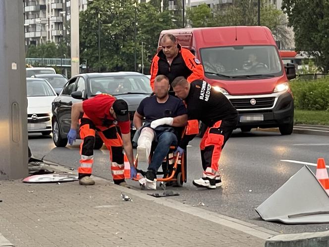 Śmiertelny wypadek w Warszawie. Nie żyje młody mężczyzna, auto prowadził jego teść