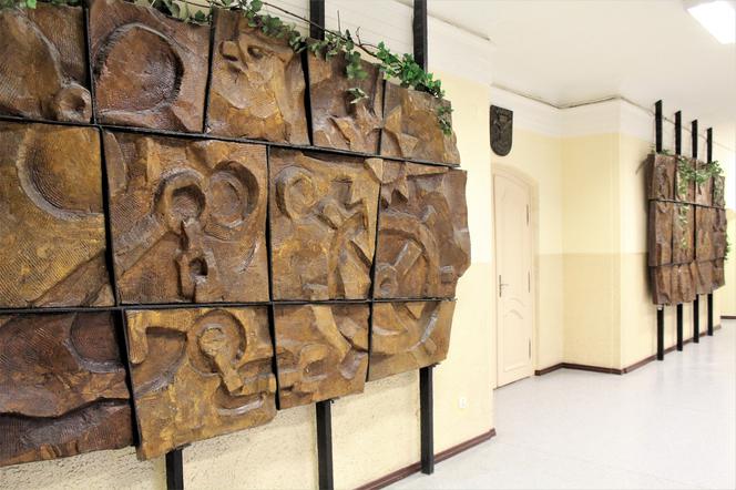 Płaskorzeźby w urzędzie miasta