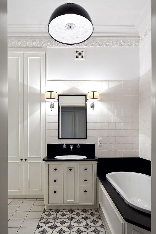 Elegancka i klasyczna łazienka w czerni i bieli