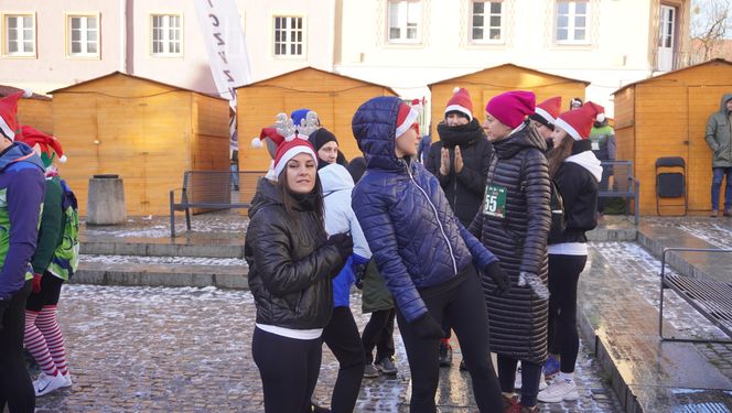 Bieg Mikołajów w Olsztynie. Około 400 osób pobiegło w charytatywnym celu [ZDJĘCIA]