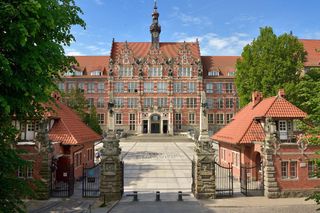 Gdzie pracują i ile zarabiają absolwenci Politechniki Gdańskiej? Jest raport!