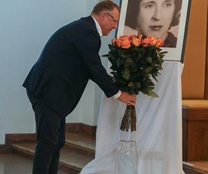 Jacek Kurski modli się w intencji zmarłej  matki
