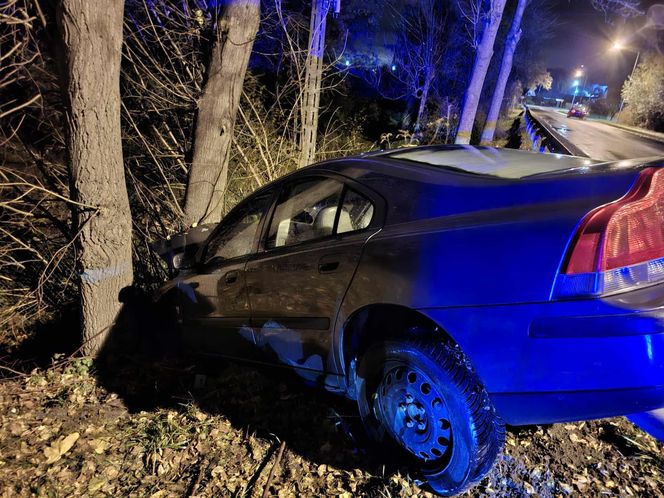 Szalony rajd pijanego kierowcy w Brodach. Uszkodził trzy auta, skończył na drzewie