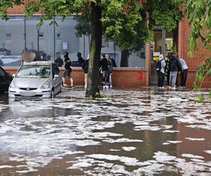 Nawałnica nad Gnieznem. Miasto zalały strumienie wody po ulewie i gradobiciu [ZDJĘCIA].