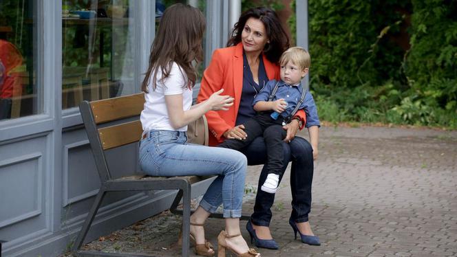 M jak miłość odc. 1403. Szymek (Staś Szczypiński), Aleksandra (Małgorzata Pieczyńska), Ania (Maria Pawłowska)