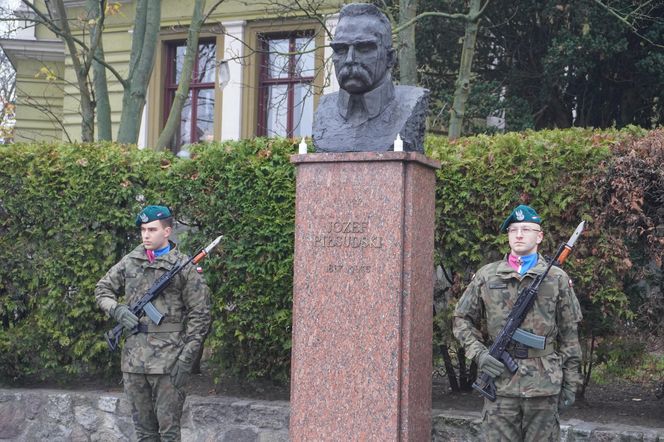 Święto Niepodległości w Szczecinie - złożenie kwiatów pod pomnikiem Piłsudskiego