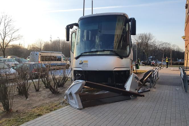 Poznań: autobus wylądował przy wejściu do bloku.